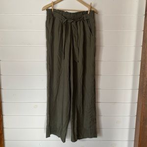 Women’s Olive Green Paper Bag Relaxed Fit Wide Leg Pants. Size Large.